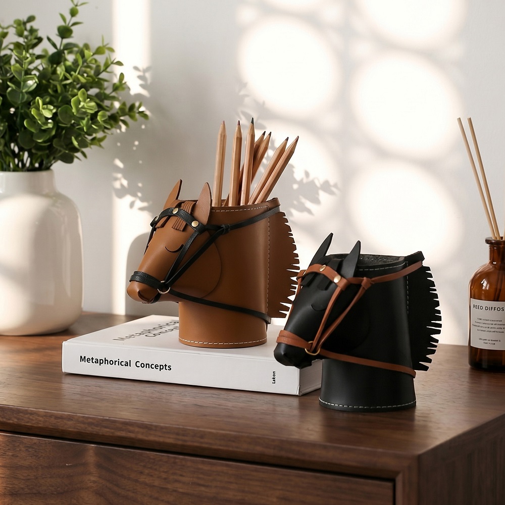 Luxury Skincare Accessories - กล่องเก็บของหนังหรูหราทรงหัวม้า ตะกร้าเก็บแปรงแต่งหน้าในห้องนอน ที่จัดเก็บปากกาสำหรับห้องทำงาน อุปกรณ์ตกแต่งโต๊ะทำงานในบ้าน